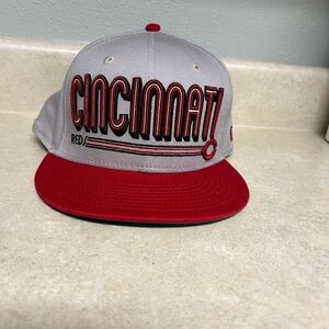 Cincinnati Red and Gray Cap men’s SnapBack OS
